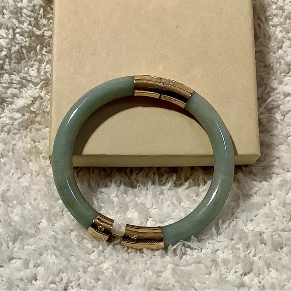 Vtg 14K Yellow Gold Hinge Jade Bangle / 57mm circumference /2.3”inside Diameter - Picture 8 of 13